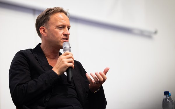 Heilige Hallen der Hochkultur? Ingenieur Bjørn Most nennt die Vorzüge des schlichten Kasseler Baus. Foto: Julian Rettig
