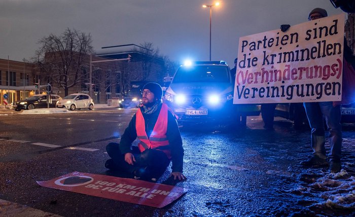 Zentrale Forderungen der Letzten Generation: Tempolimit und 9-Euro-Ticket. Foto: Jens Volle