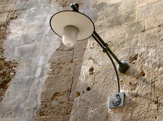Straßenlampe an der Mauer des Castelvecchio, ursprünglich Festung, dann Wohnsitz der Oberschicht.