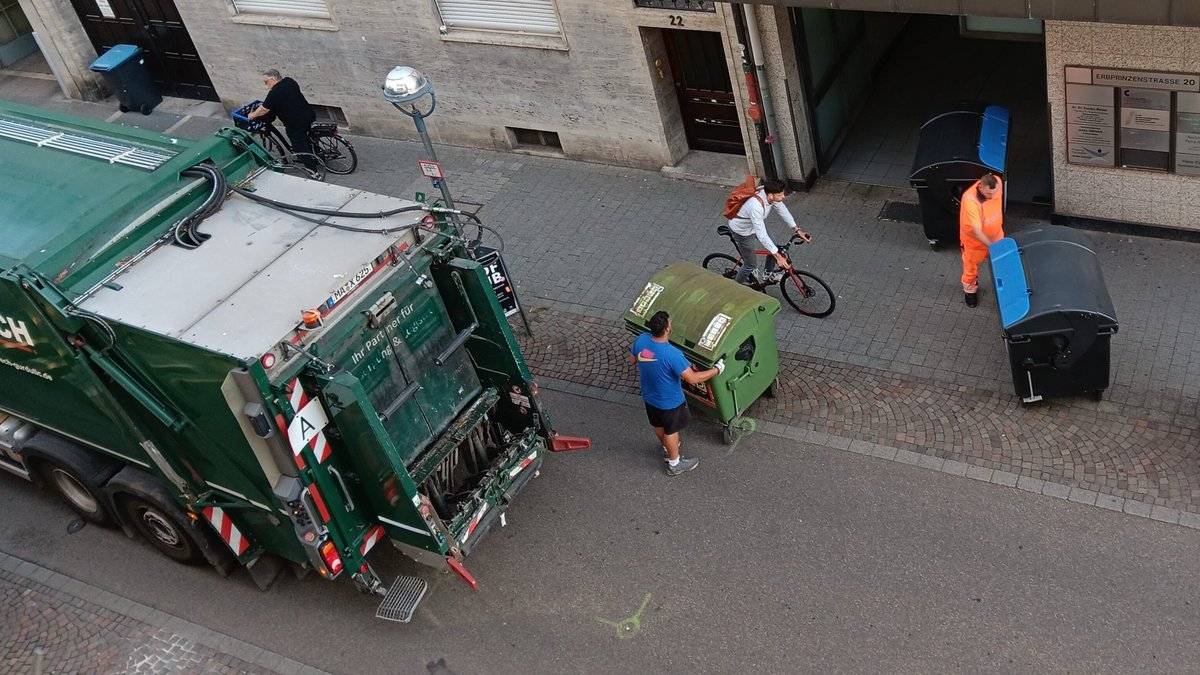 Diese Tonnen hatten Glück. Andere bleiben ungeleert. Diese Tonnen hatten Glück. Andere bleiben ungeleert.