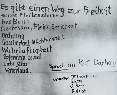 Spruch aus dem KZ-Dachau im Gang neben dem Rektoramt. Foto: Archiv der Kunstakademie