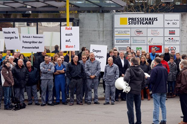 Redakteure und Drucker streiken vor dem Pressehaus im Oktober 2009. Foto: Joachim E. Röttgers