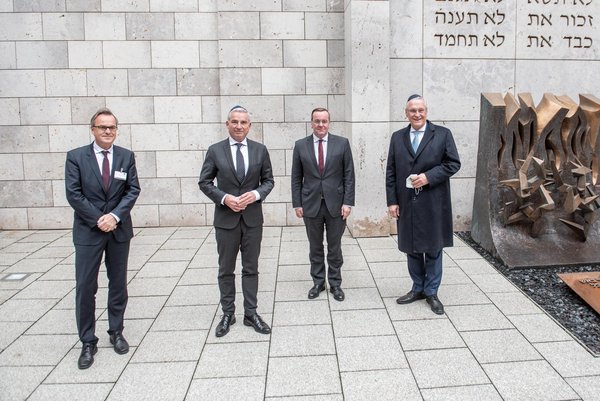 Gruppenbild vor Synagoge (v.l.): Hans-Georg Engelke, Staatssekretär des Bundesinnenministeriums, Innenminister Strobl, Pistorius, Herrmann. 