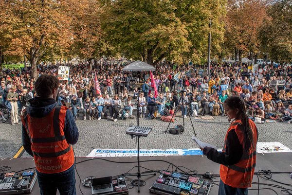 Abschlusskundgebung des globalen Klimastreiks am Freitag: ganz schön viele Fridays.  Abschlusskundgebung des globalen Klimastreiks am Freitag: ganz schön viele Fridays.