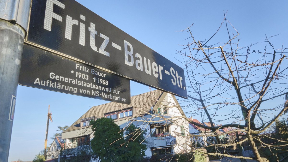 Eine Straße ist in Stuttgart nach Fritz Bauer benannt, zu finden im Stadtteil Sillenbuch. Foto: Joachim E. Röttgers