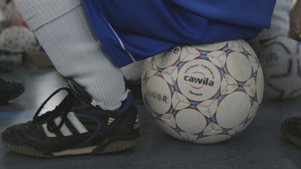 Investorenparadies Fußball: Auch auf diesem Ei hätt's noch Platz für ein Sponsorenlogo. Foto: Joachim E. Röttgers