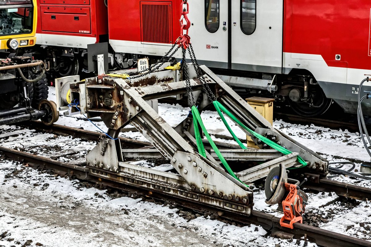 Und er steht an diesem Tag im Mittelpunkt: Prellbock 049, seit Jahrzehnten ungenutzt, soll ein paar Meter umgesetzt werden und damit den glamourösen Start eines Jahrhundertprojekts markieren.