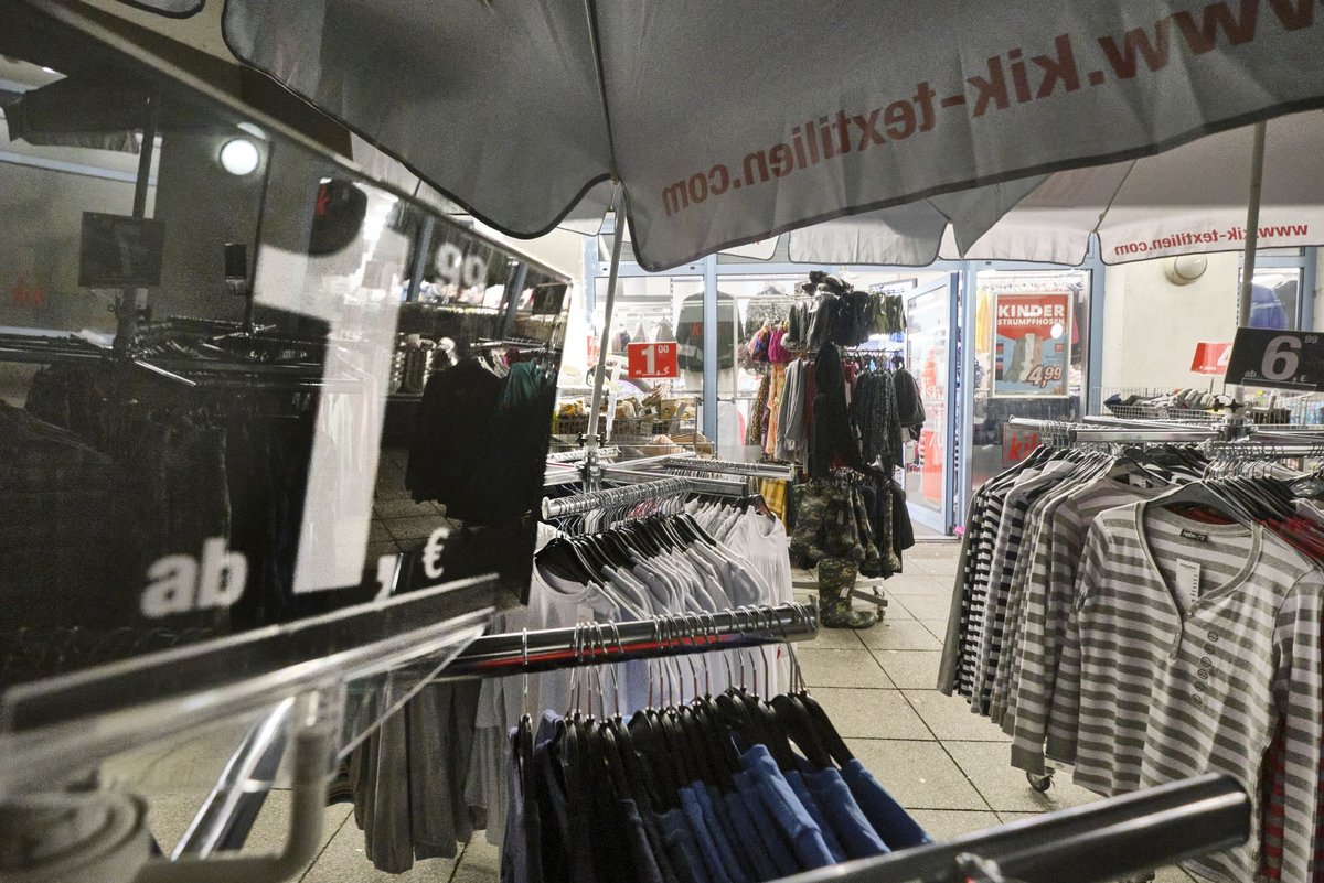 Kleider für 1,99 Euro: Da waren die Arbeitsbedingungen bestimmt gut. Fotos: Joachim E. Röttgers Kleider für 1,99 Euro: Da waren die Arbeitsbedingungen bestimmt gut. Fotos: Joachim E. Röttgers