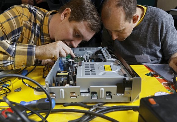 Öko und sozial: Zusammenarbeit in Repair-Cafés. Foto: Joachim E. Röttgers