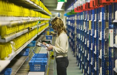 Eine Mitarbeiterin sortiert Medikamente bei einem Großhändler.