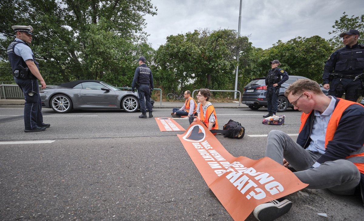 Übliches Zusammentreffen von Polizei und Mitgliedern der "Letzten Generation". An der Polizeihochschule Villingen-Schwenningen kam es noch zu einer anderen Form des Kontakts. Fotos: Joachim E. Röttgers