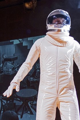 Fremd im eigenen Helm: ein Astronaut auf Sinnsuche. Foto: Julian Marbach