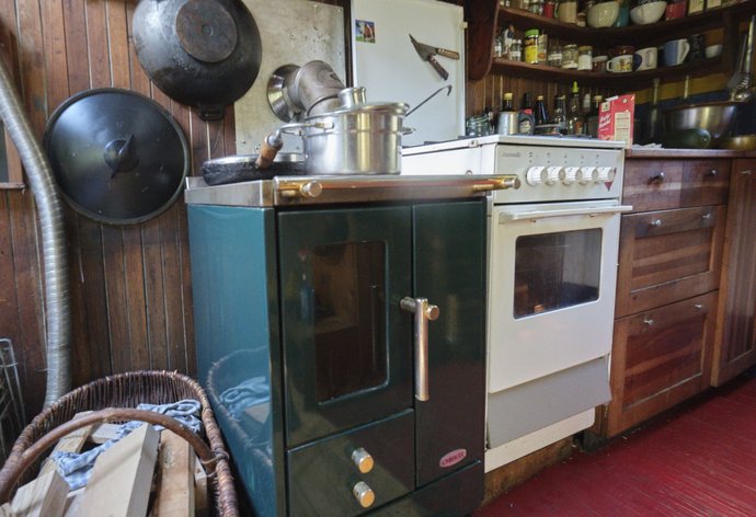 Komfort? Hier haben Köch:innen sogar die Wahl – Holzofen und/oder Gasherd.