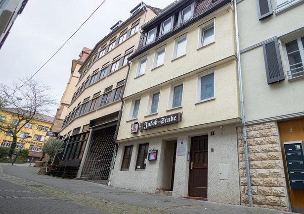 Zimmermann soll oft im Wirtshaus gesessen haben. Ein solches findet sich heute in dem Haus, in dem er geboren wurde: der Jakobstraße 6 in der Stuttgarter Altstadt.