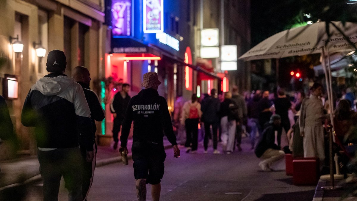 Es herrscht reger Betrieb in Stuttgarts Rotlichtviertel während der Herrenfußball-EM. Foto: Jens Volle