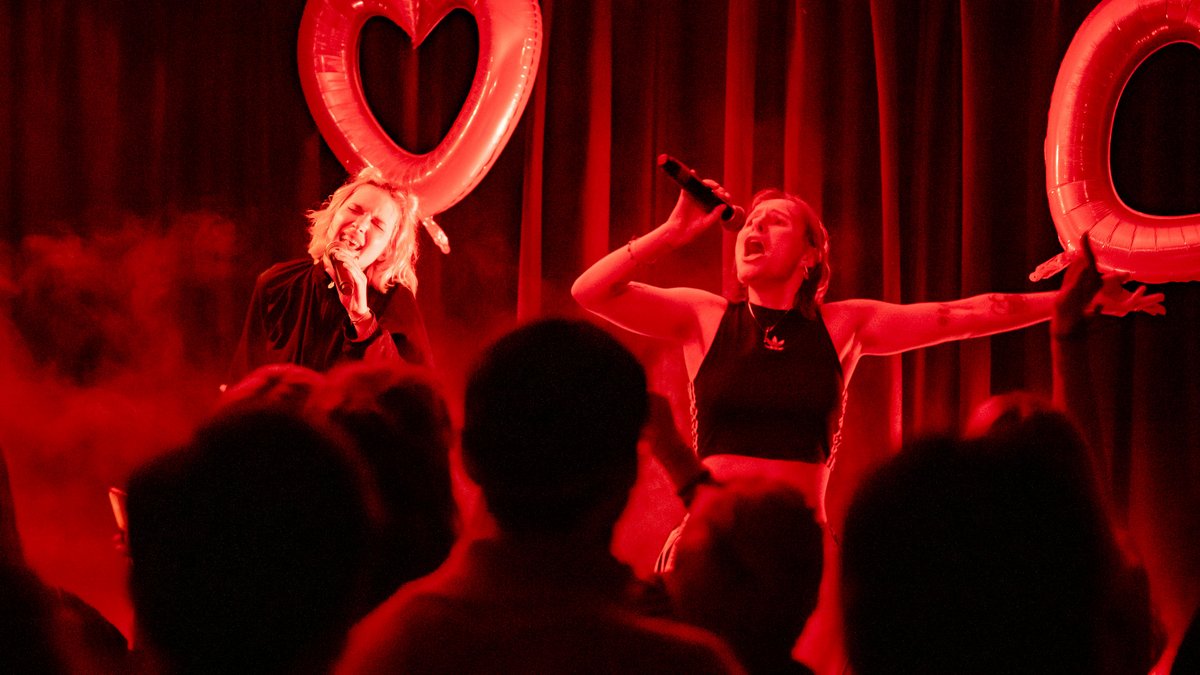 LISÆ im Tübinger Club Voltaire vergangenen Freitag: viel Energie, viel Nähe. Mehr Fotos mit Klick auf den Pfeil.