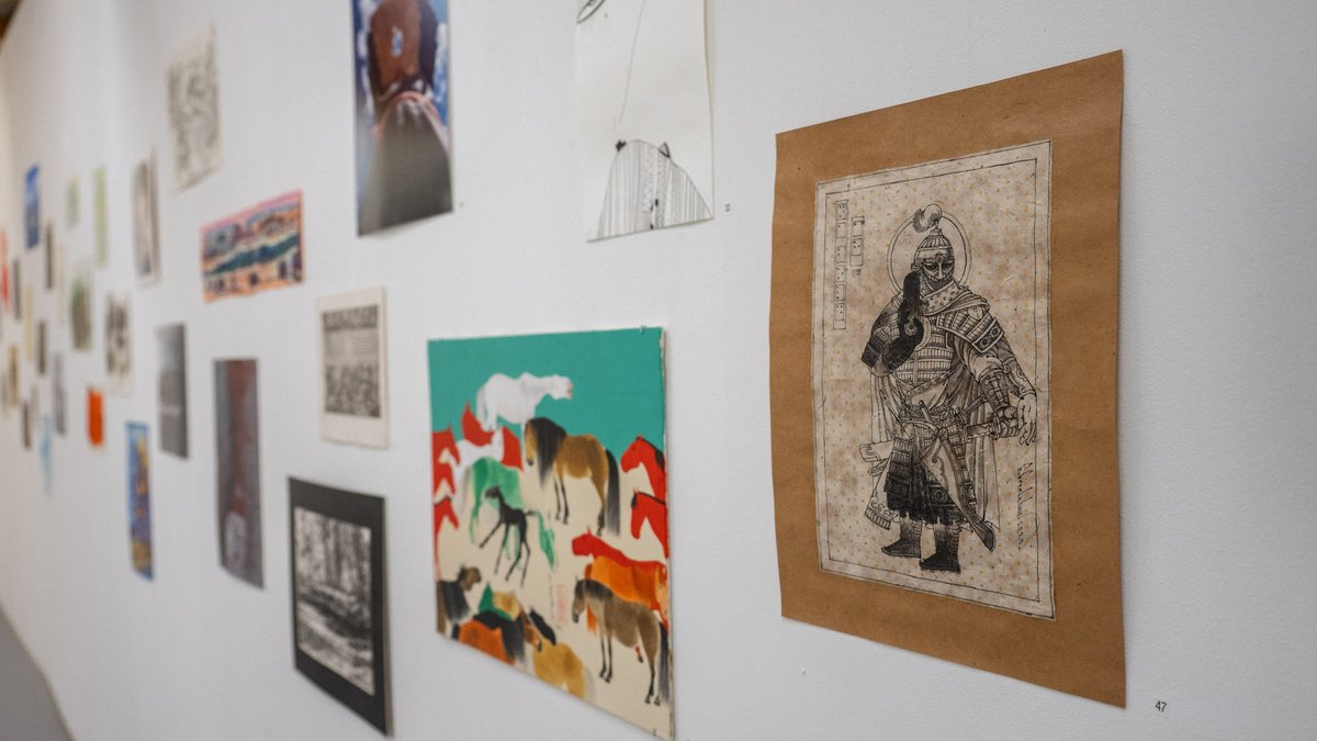 Viele Werke sind ungerahmt, direkt an der Wand befestigt. Foto: Jens Volle