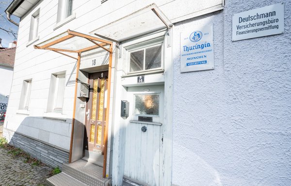 Ob hier wirklich Versicherungen ihr Büro haben? Foto: Jens Volle