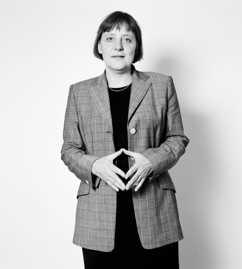 1998: Merkel erstmals mit Raute. Foto: Herlinde Koelbl 1998: Merkel erstmals mit Raute. Foto: Herlinde Koelbl