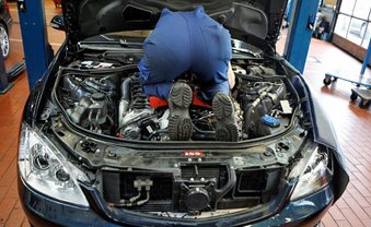 Kniefall vor dem Auto