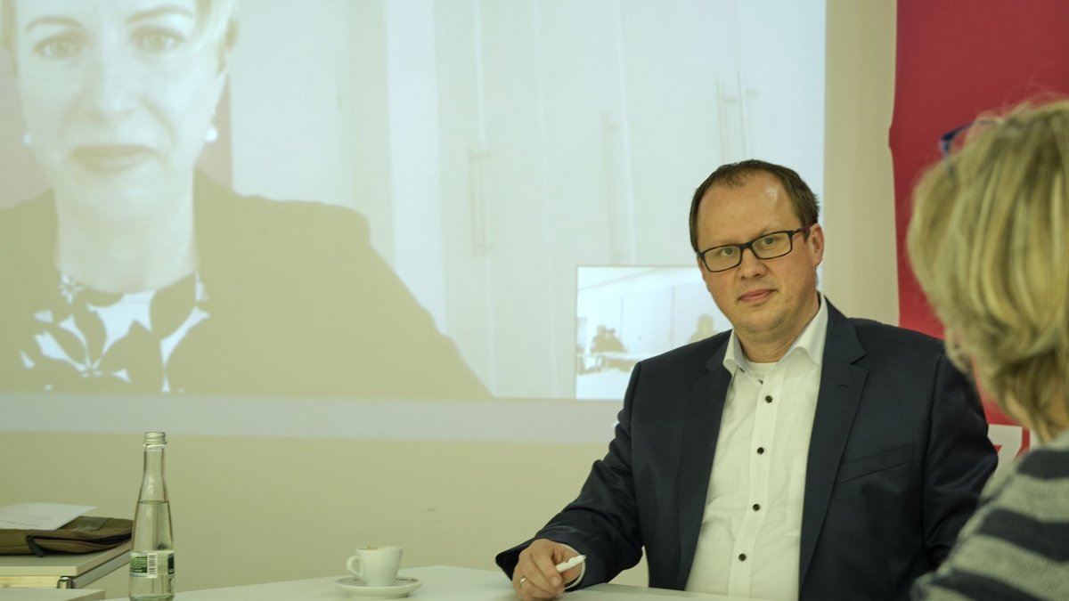 Halb Videokonferenz, halb live: Gespräch mit den neuen DGB-BW-Spitzen Kai Burmeister, vorne, und Maren Diebel-Ebers, zugeschaltet im Großformat. Fotos: Joachim E. Röttgers