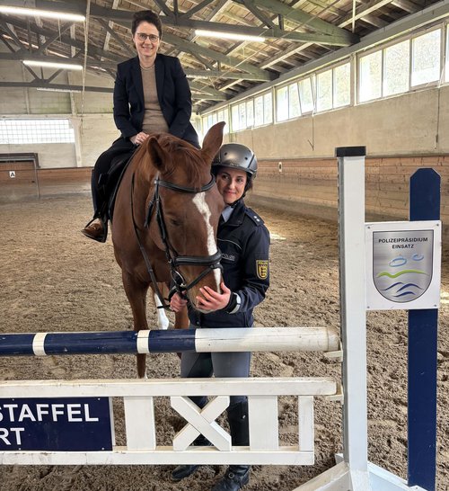 Ministerin Marion Gentges auf Harro. Foto: Ministerium für Justiz und Migration BW