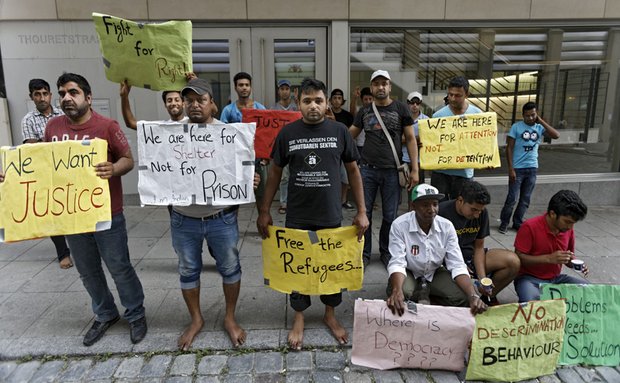 Asylbewerber demonstrieren vor dem Integrationsministerium in Stuttgart für bessere Lebensqualität. Foto: Joachim E. Röttgers
