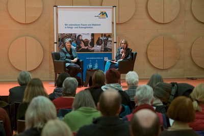 Volles Haus: Monika Hauser (links) und Susanne Stiefel im Hospitalhof. Foto: Joachim E. Röttgers