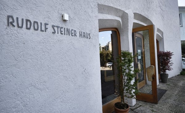 Anthroposophen und Waldorfbewegung: in Stuttgarts akademisch-grünen Milieus bestens verankert. Foto: Joachim E. Röttgers Anthroposophen und Waldorfbewegung: in Stuttgarts akademisch-grünen Milieus bestens verankert. Foto: Joachim E. Röttgers