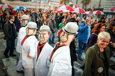Bei der Art Parade machten Künstler erfolgreich die Backen dick. Foto: Martin Storz