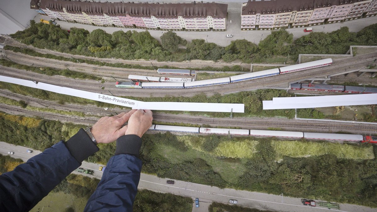 Planspiele am Modell. Fotos: Joachim E. Röttgers Planspiele am Modell. Fotos: Joachim E. Röttgers