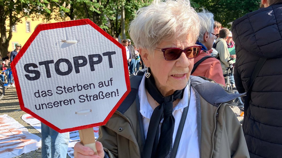 Das Motto des Gedenkmarschs am 9. Mai in Stuttgart, sieben Tage nach dem tödlichen Unfall am Olgaeck. Fotos: privat