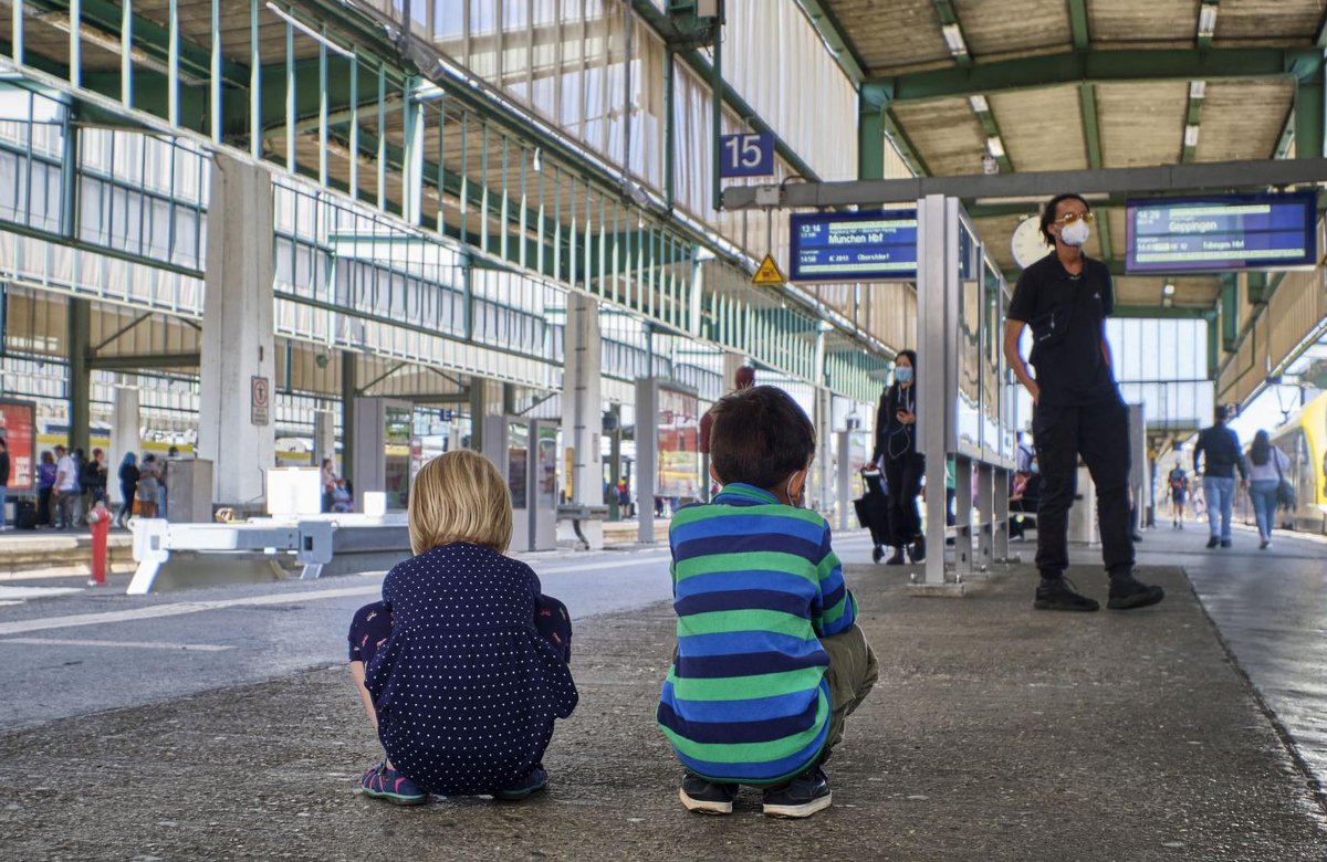 Schon wieder ist die Bahn zu spät und weit und breit kein Gleis neundreiviertel nach Hogwarts: Zwei Kinder langweilen sich am Stuttgarter Bahnhof.  Schon wieder ist die Bahn zu spät und weit und breit kein Gleis neundreiviertel nach Hogwarts: Zwei Kinder langweilen sich am Stuttgarter Bahnhof.