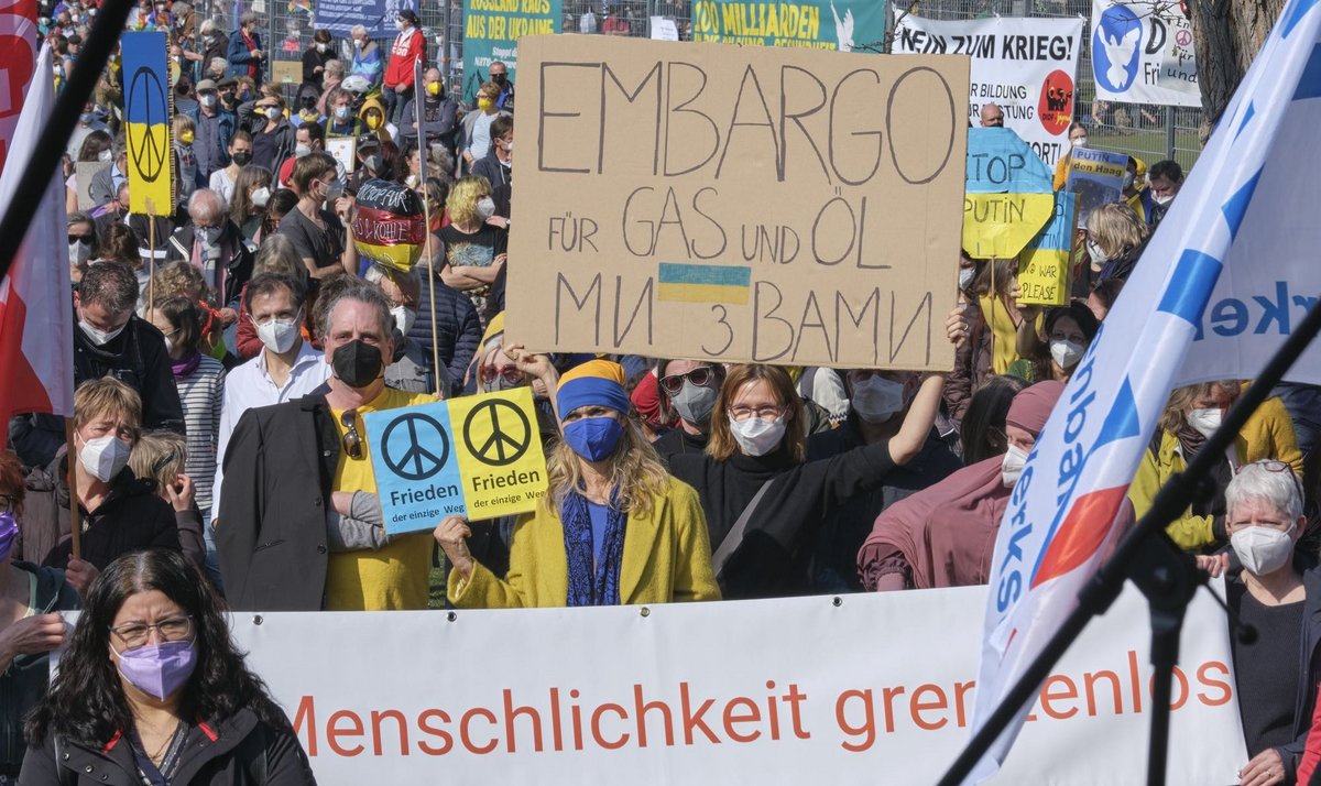 Unterm Embargo trägt der Verein "Just Human" ein Banner: "Menschlichkeit grenzenlos" steht drauf. 