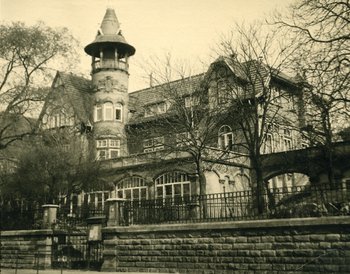 Am 7. September 1919 eröffnete der Unternehmer Emil Molt in der Stuttgarter Haußmannstraße eine Schule für die Arbeiterkinder seiner Waldorf-Astoria Zigarettenfabrik. Der Name Waldorfschule war geboren. Foto: Freie Waldorfschule Uhlandshöhe