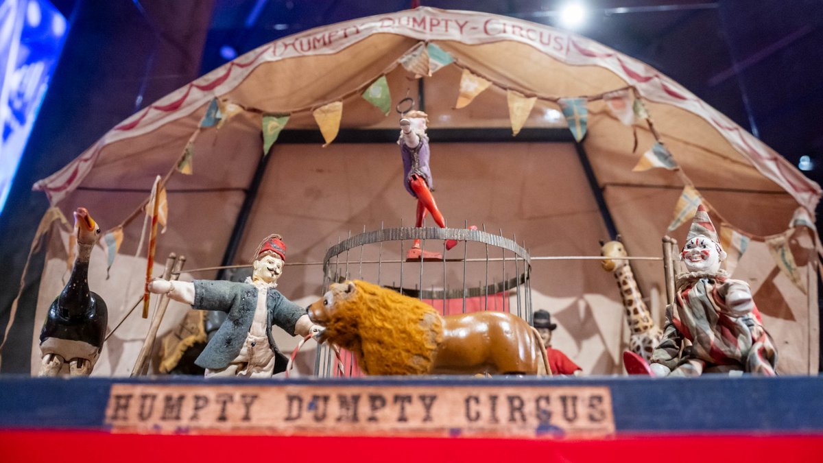 Amerikanische Träume plastisch gemacht: Spielzeug von Albert Schönhut aus Göppingen. Mehr Bilder der Ausstellung mit Klick auf den Pfeil.