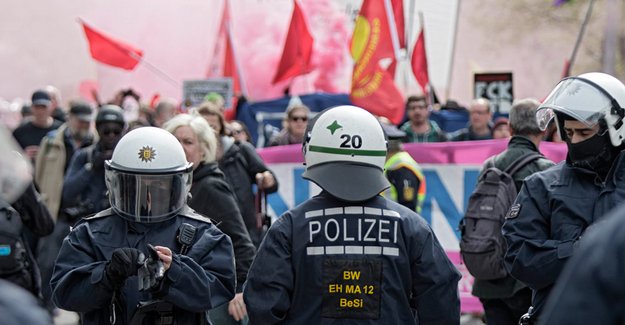 Es geht zur Sache, hier bei der Gegendemo zum AfD-Bundesparteitag in Stuttgart. Foto: Joachim E. Röttgers