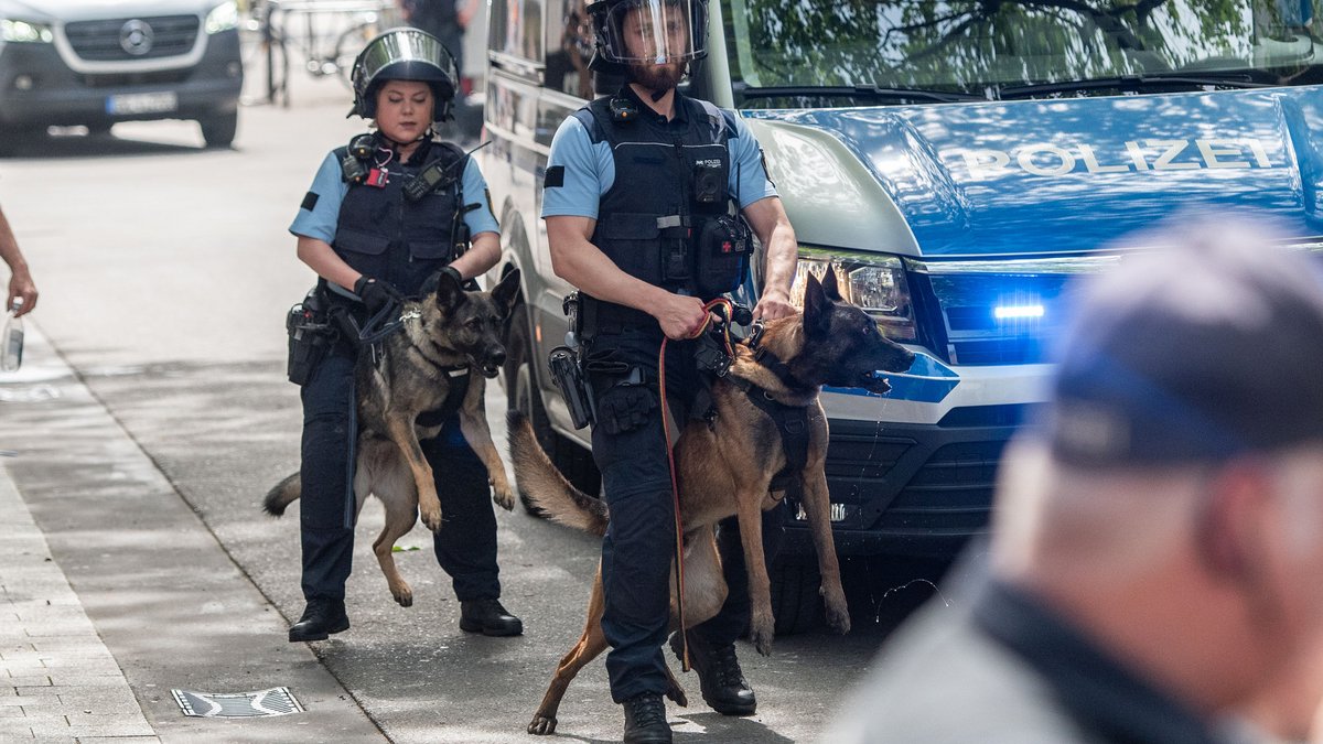 Polizeiherrchen und -frauchen haben den Hundeführerschein bestimmt in der Tasche. Foto: Jens Volle