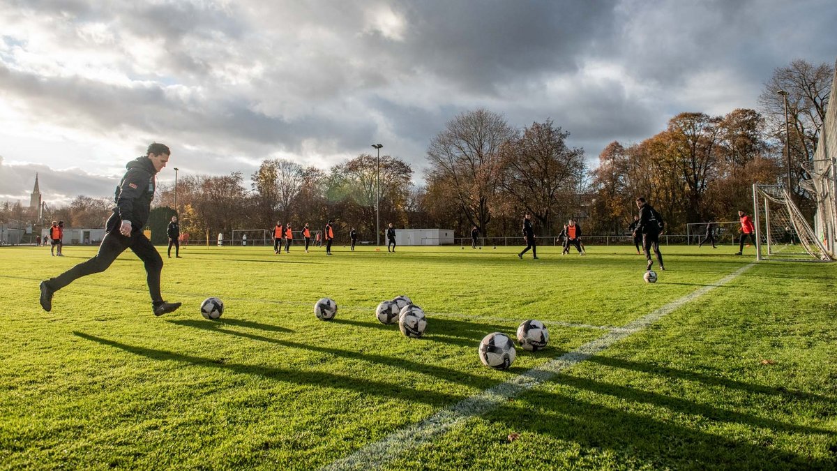 Nachmittagssonne auf dem Trainingsplatz neben dem Ulmer Donaustadion. Hinten das Ulmer Münster. Zur Fotostrecke geht's mit Klick auf den Pfeil.