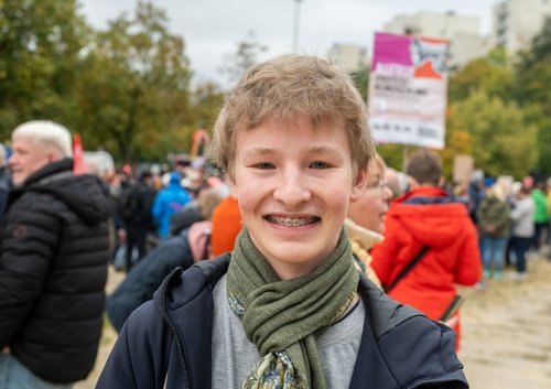 Der 17-jährige Felix Polianski lächelt freundlich, auf der Bühne findet er scharfe Töne.