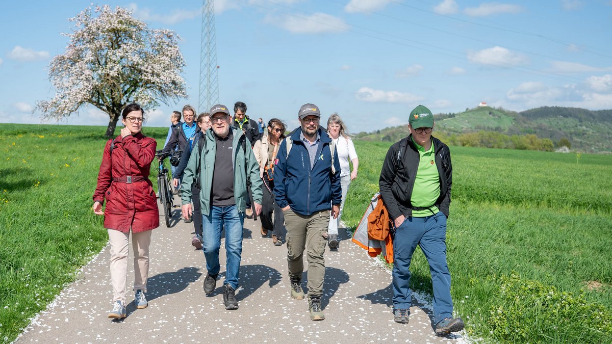 Fast am Ziel: Rottenburgs Bürgermeisterin Manuela Beck (links) eskortiert, Kirschblüten sprenkeln den Weg.