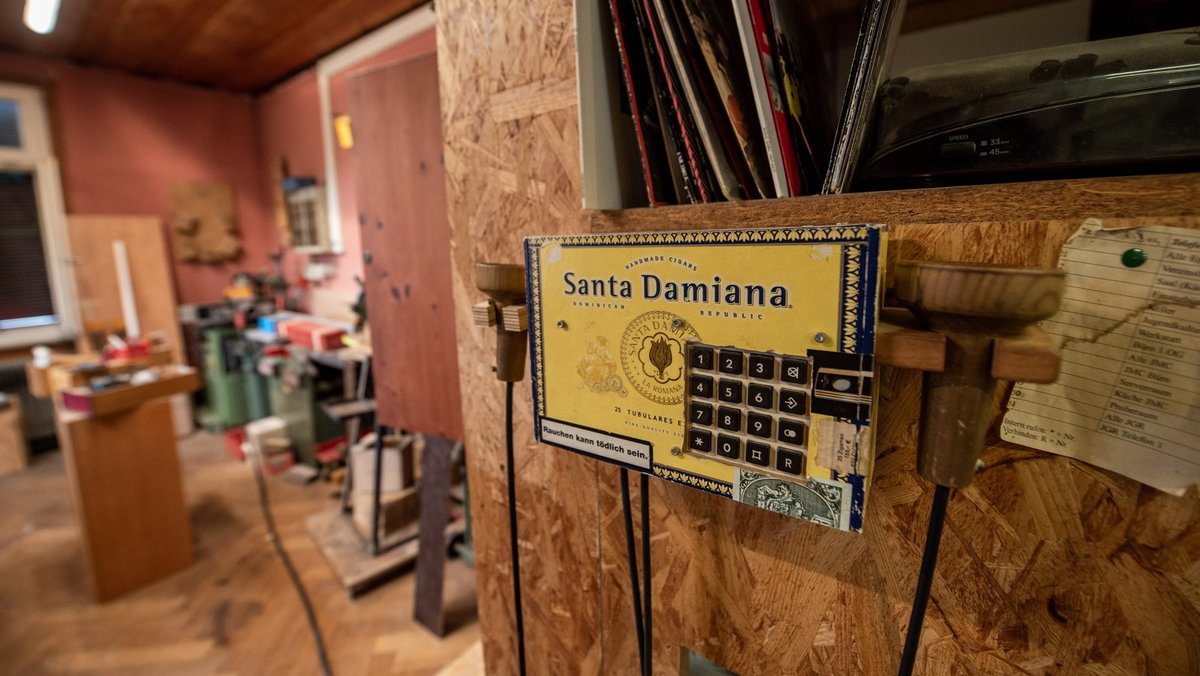 Drinnen viele feine Details, etwa ein vollfunktionsfähiges Haustelefon in der Zigarrenkiste.  Drinnen viele feine Details, etwa ein vollfunktionsfähiges Haustelefon in der Zigarrenkiste.