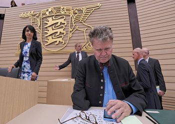 Landtagspräsidentin Muhterem Aras hat vor den Flegeleien von Heinrich Fiechtner kapituliert. Landtagspräsidentin Muhterem Aras hat vor den Flegeleien von Heinrich Fiechtner kapituliert.