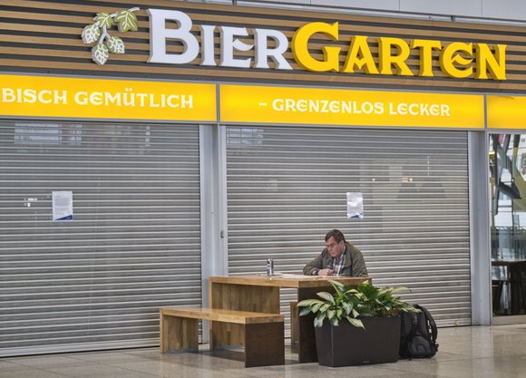 Einer beim Rasten im Urlaub – Prost auf die Brauarbeiter!