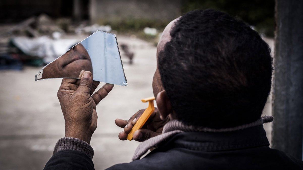 Der African Squat wirkt wie ein Drittwelt-Slum mitten in Europa: kein fließend Wasser, keine Toiletten, keine medizinische Versorgung und kaum Hilfe in Sicht. Wie in vielen europäischen Ländern ist es auch in Frankreich illegal, Flüchtlinge zu unterstützen. Nimmt man beispielsweise einen "Illegalen" im Auto mit oder gibt ihm eine Unterkunft, kann dies als "Beihilfe zur illegalen Einreise" verfolgt werden.