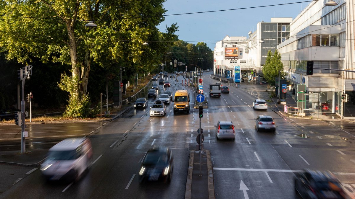 Die B14, Teil des City-Rings, an der Kreuzung Wolframstraße. Hinten rechts die Tankstelle am Neckartor. Foto: Julian Rettig