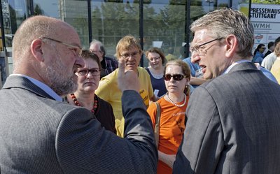 Dorfs mit StN-Mann Wolfgang Molitor (links) im Sommer 2015, als es Protest hagelt gegen die Zusammenlegung von StN- und StZ-Redaktion. Dorfs mit StN-Mann Wolfgang Molitor (links) im Sommer 2015, als es Protest hagelt gegen die Zusammenlegung von StN- und StZ-Redaktion.