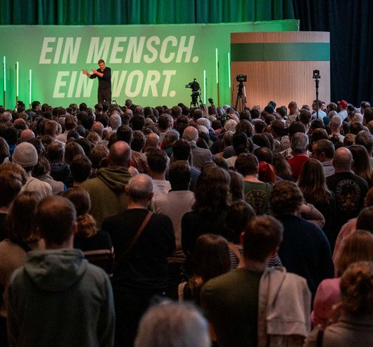 Wahlkampf in der Stuttgarter Carl-Benz-Arena: Robert Habeck musste aus der Ferne fotografiert werden. Foto: Jens Volle