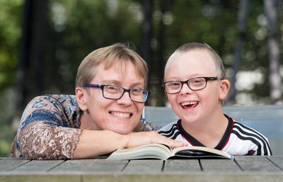 Autorin Kirsten Ehrhardt mit ihrem Sohn. Foto: Uwe Anspach