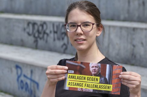 Karina Geiger ruft auf, die Petition von Amnesty International zu unterzeichnen.